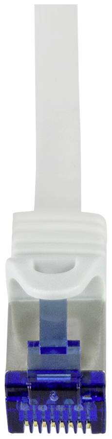 Detail zástrčky Ethernet v modro-bielej farbe s plochým káblom, zachytený v detailnom zábere.