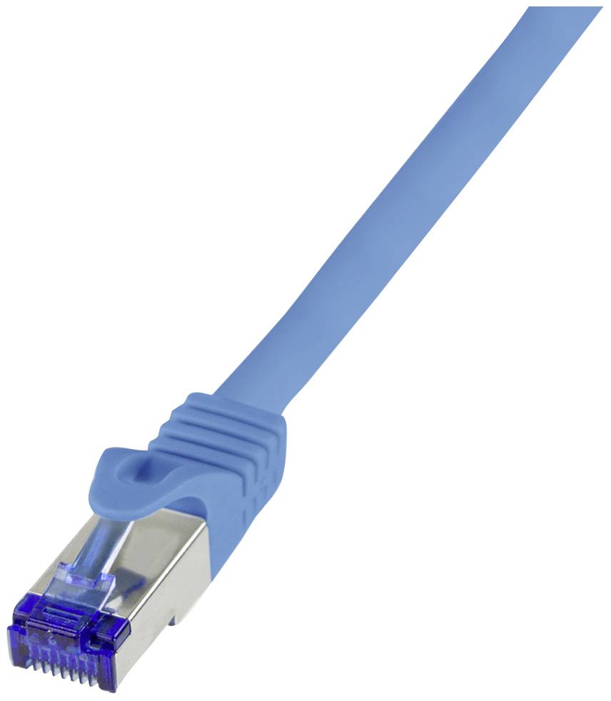 Modrý ethernetový kábel s kovovými konektormi, používaný pre sieťové pripojenia.