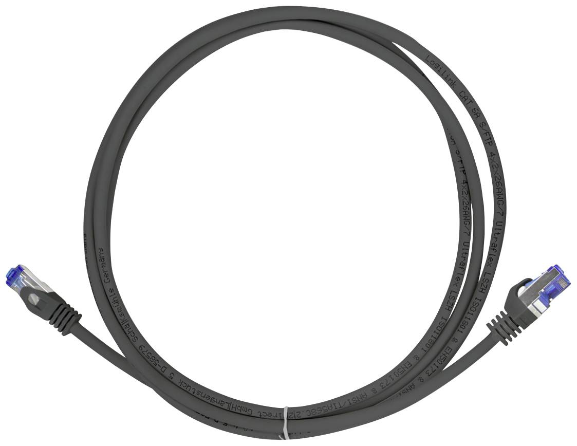 Čierny ethernetový kábel s RJ45 konektormi na oboch koncoch, ktorý sa používa na prepájanie sietí.