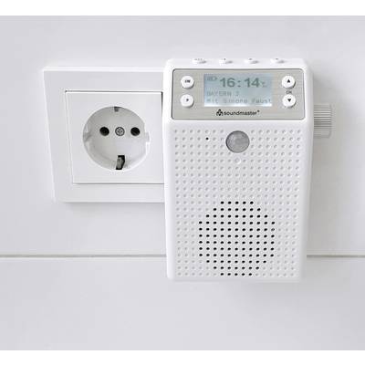Biele rádio pripojené do elektrickej zásuvky zobrazuje na displeji čas 16:14 a rozhlasovú stanicu Bayern 3.