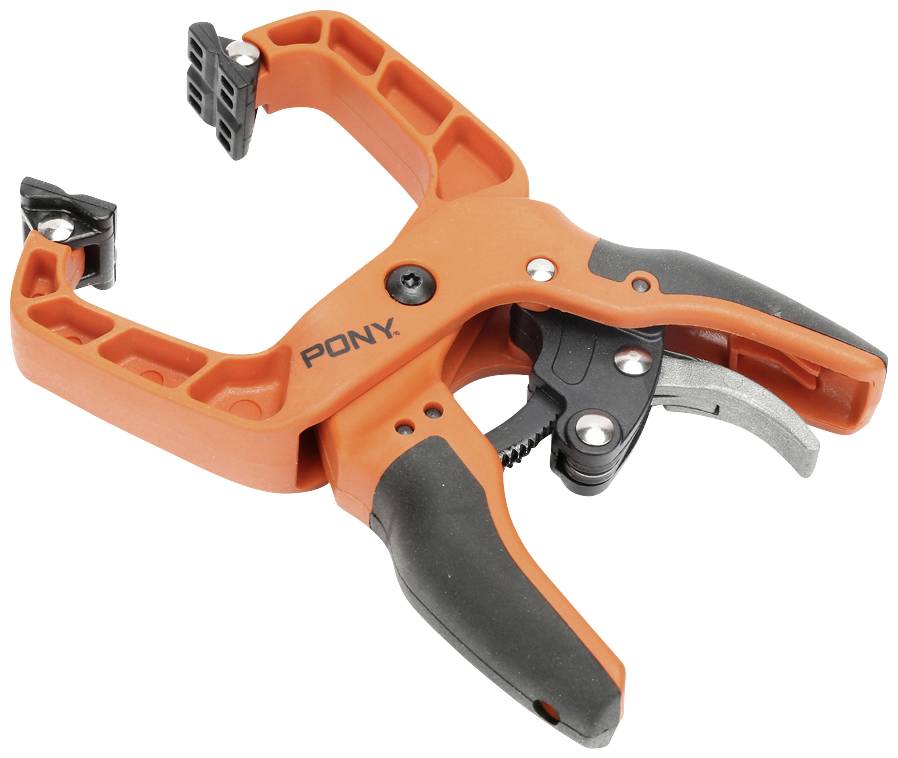 Oranžová svorka s čiernou rukoväťou, označená nápisom 'PONY', leží na bielom povrchu.