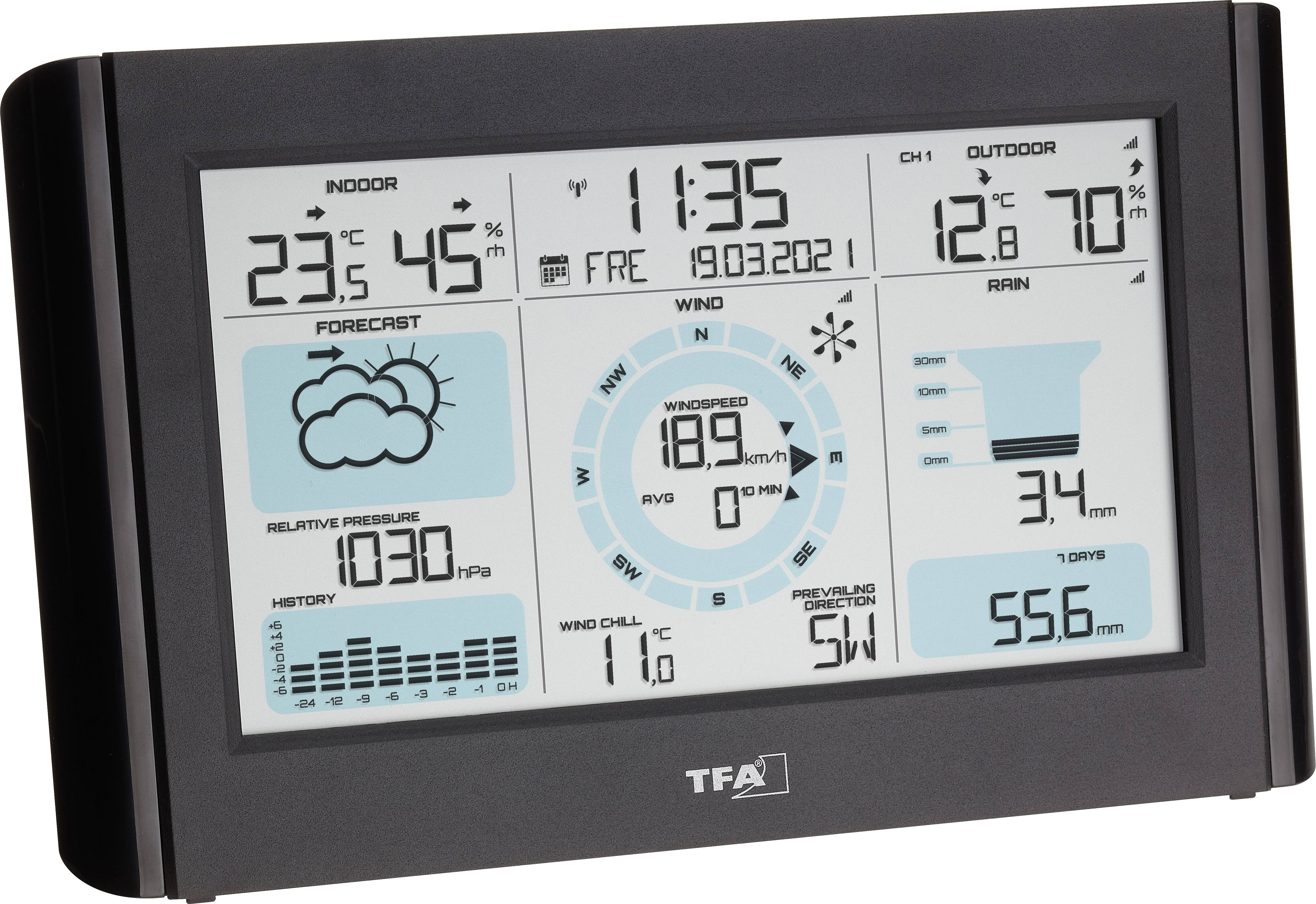 Digitálna meteorologická stanica s displejom zobrazujúcim čas, dátum, vnútornú teplotu, vonkajšiu teplotu, vlhkosť vzduchu a pravdepodobnosť dažďa.