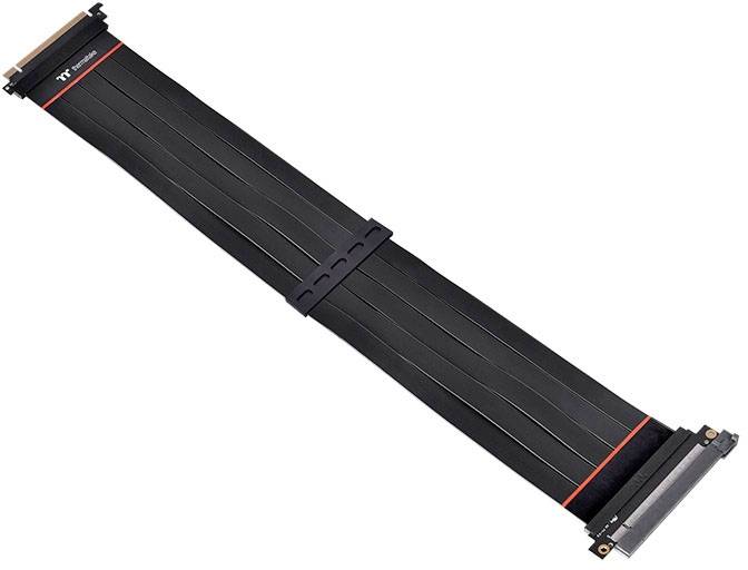 Čiernobiely plochý PCIe riser kábel s bielymi čiarami a červeným pruhom, ktorý slúži na predĺženie alebo presunutie grafickej karty a jej konektorov.