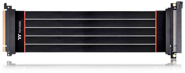 PCIe stúpací kábel, čierny s červenými akcentmi, od spoločnosti Thermaltake, umožňuje vertikálnu montáž grafickej karty v počítačových skriniach.