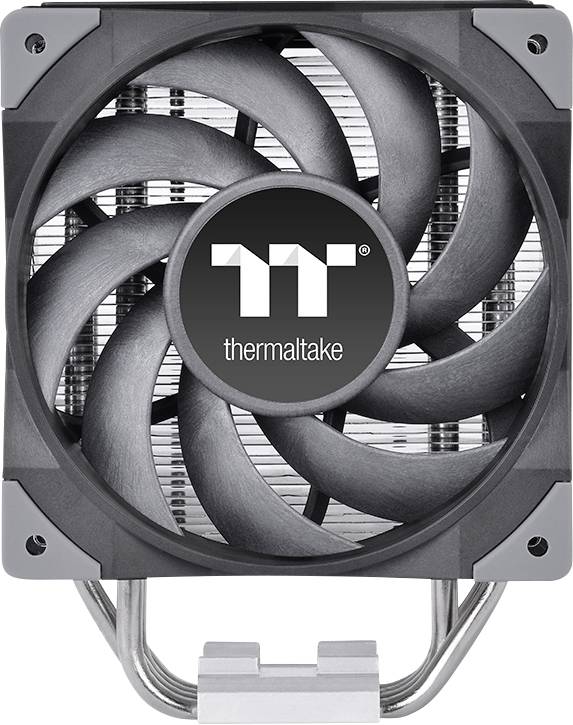Počítačový ventilátor od Thermaltake, čierno-strieborný s mnohými lopatkami rotora. Efektívny dizajn pre chladenie počítačových komponentov.