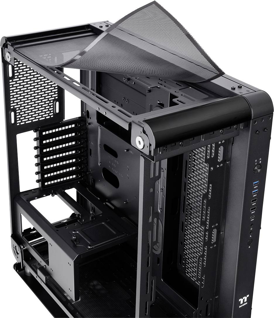 Počítačová skrinka s otvorenou bočnou stranou a odnímateľným prachovým filtrom hore. Viditeľné sú viaceré priehradky a ventilačné otvory.