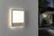 Obdĺžniková nástenná lampa s pohybovým senzorom osvetľuje modernú fasádu domu za súmraku.