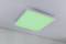 Zelené LED stropné svetlo v modernom priestore. Stropná lampa poskytuje jemné, rovnomerné svetlo, ktoré priestor rozjasňuje.