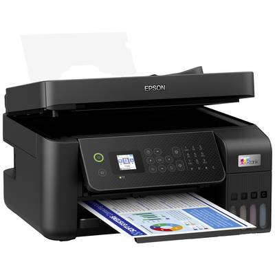 Čierny multifunkčný tlačiar Epson, ktorý tlačí farebný dokument. Zariadenie má malý displej a klávesnicu.