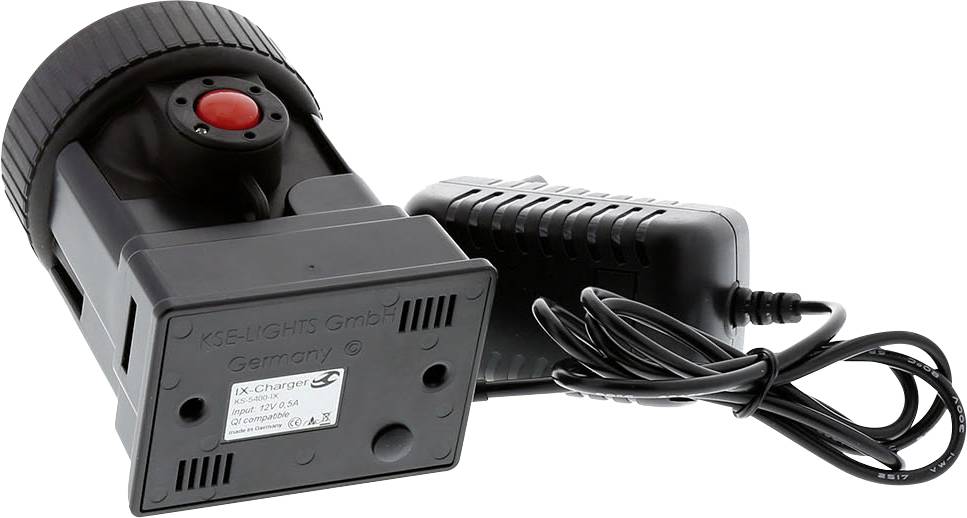 Nabíjačka s káblom, ktorá leží na boku. Patrí značke KSE-LIGHTS GmbH. Na hornej strane je viditeľné červené tlačidlo.