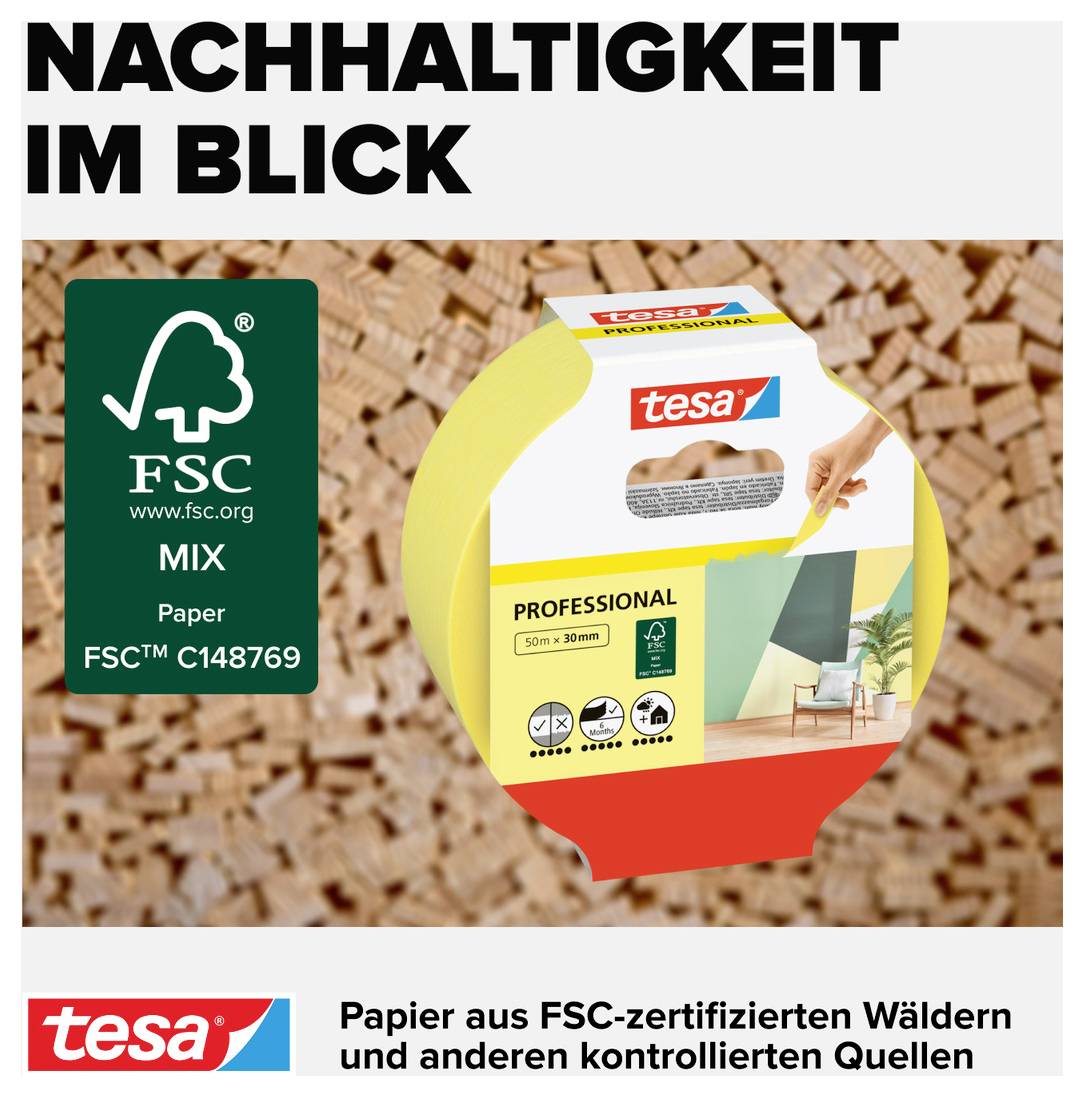 Obal lepiacej pásky Tesa s certifikátom FSC Mix pred pozadím z drevených kusov. Text: "Udržateľnosť v centre pozornosti".