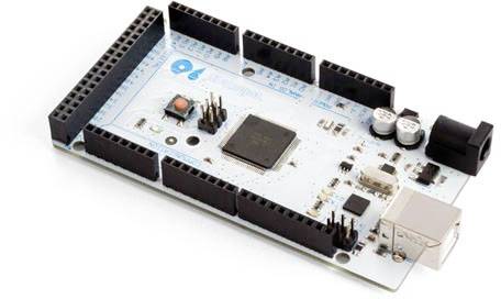 Mikroprocesorová doska s rôznymi portami a komponentmi vrátane USB portu a konektorov pre senzory a akčné členy.