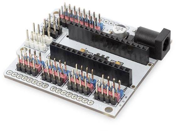 Mikroprocesorová vývojová doska s farebnými pinmi a konektormi, vhodná pre elektronické projekty a prototypovanie.