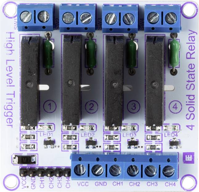 Štvorkanálový modul pevnolátkových relé s modrými svorkami a zelenými odpormi, označený nápisom 'High Level Trigger' a '4 Solid State Relay'.