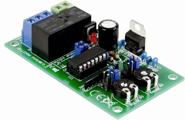 Zelená elektronická doska s modrými svorkami, čiernym relé, mikročipom a viacerými kondenzátormi a odpormi.