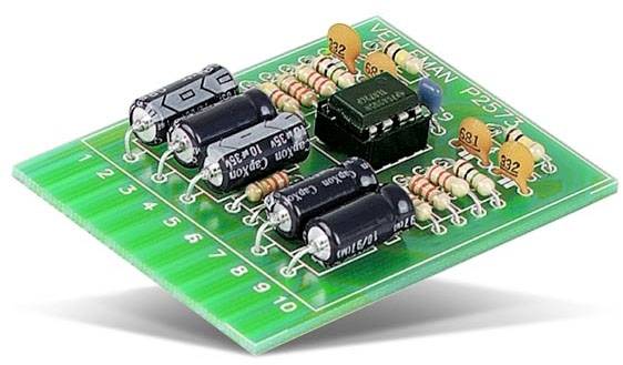 Zelená doska plošných spojov s rôznymi elektronickými súčiastkami, ako sú rezistory, kondenzátory a integrovaný obvod.