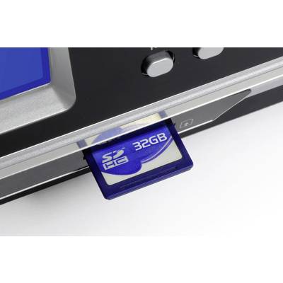 Pamäťová karta SDHC s kapacitou 32 GB sa vkladá do čítačky kariet.