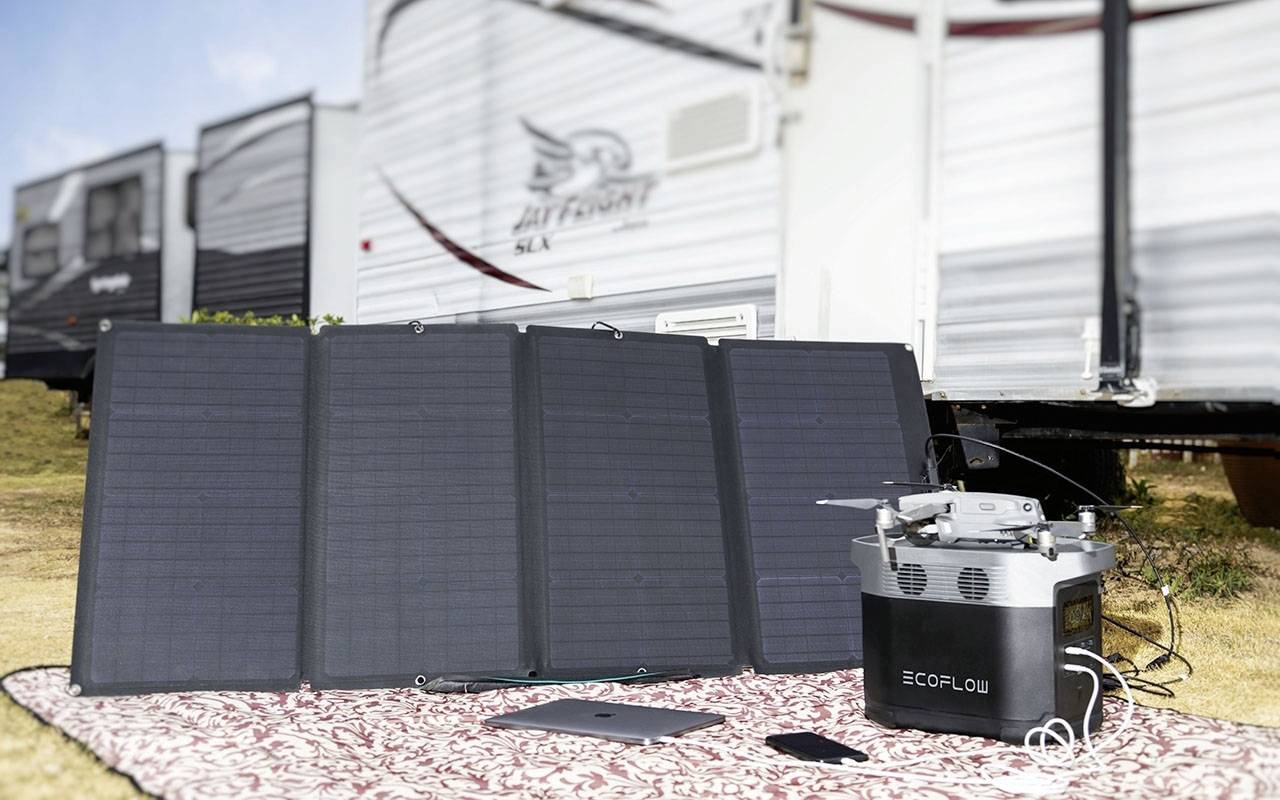 Solárny panel a prenosný generátor na streche obytného vozňa. Zariadenie nabíja elektronické prístroje, aby využilo ekologickú energiu.