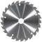 Rotujúci pílový list zo strieborného kovu so zubastoučlenými zubami, vhodný na rýchle rezanie dreva.