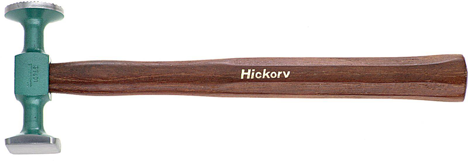 Kladivo so zelenou hlavou a drevenou rukoväťou, na ktorej je napísané 'Hickory'. Navrhnuté pre presné kladenie v dielenskej práci.