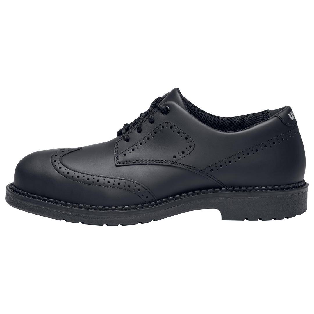 Čierny kožený topánky s brogue detailmi, plochým podpätkom a šnurovaním, pohľad z boku.