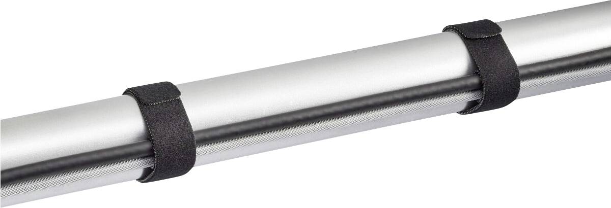 Strieborná trubica upevnená troma čiernymi suchými zipsami.