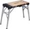 Nastaviteľný skladací pracovný stôl z kovu a dreva. Ideálny pre dielenske práce a mobilné použitie.