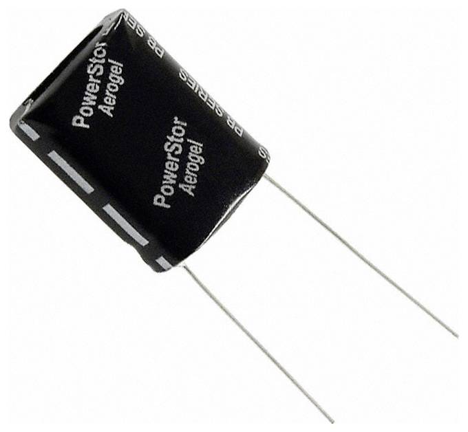 Valcový čierny elektrický kondenzátor s dvoma kovovými vývodmi smerujúcimi nadol. Text na kondenzátore znie "PowerStor Aerogel".
