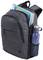 Sivý ruksak so zipsami, naplnený doskami a poznámkovými blokmi. Fľaša s vodou je zasunutá v bočnej sieťovanej vrecke.