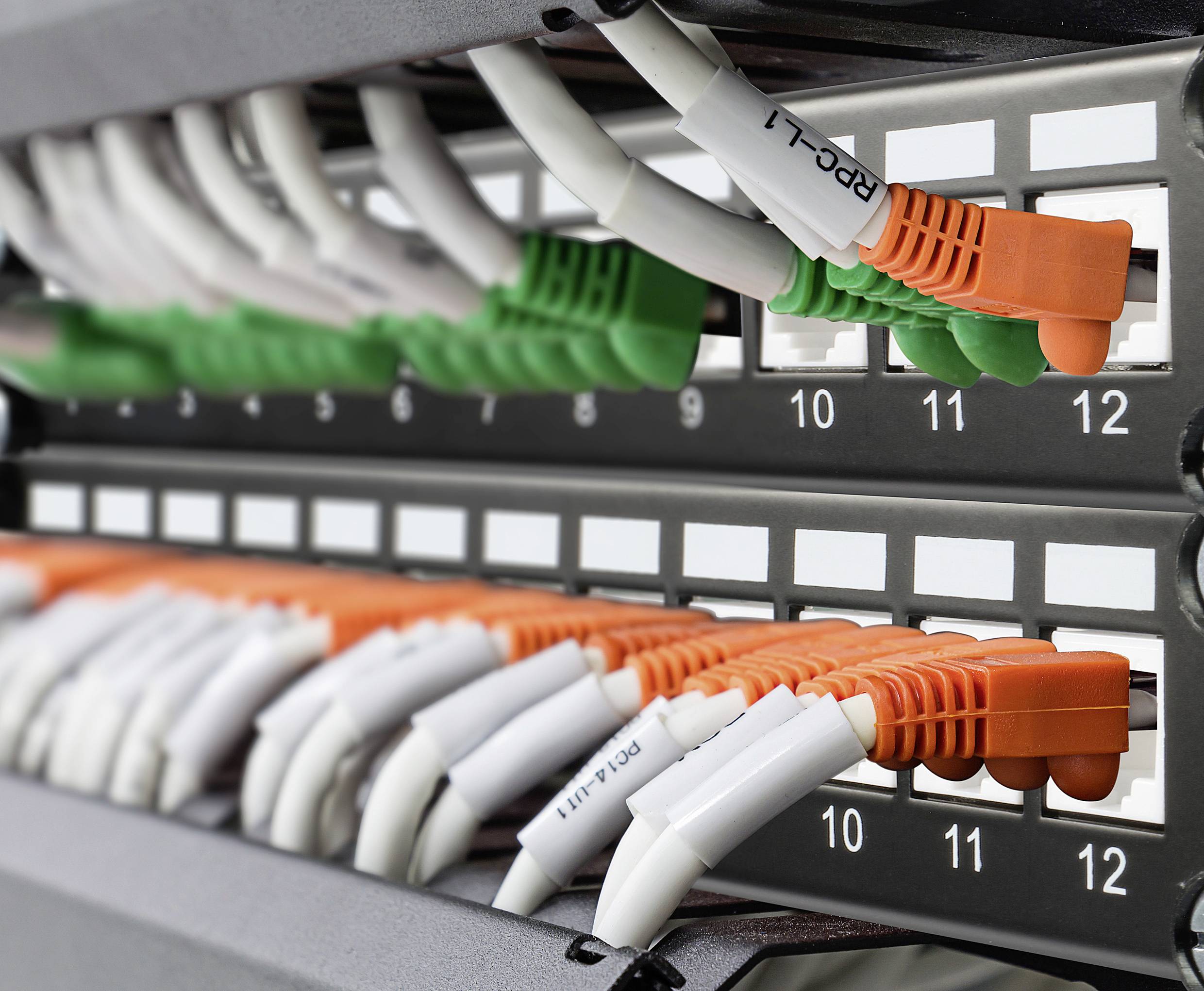 Patch panel so sieťovými káblami farebne označenými, očíslovanými od 9 do 12. Pripojený kábel s označením "PCK-L1".