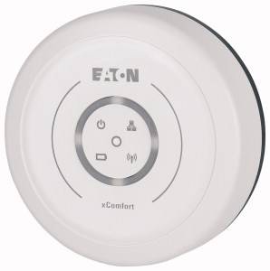Biely, okrúhly xComfort inteligentný domový ovládač od spoločnosti EATON s symbolmi napájania, siete, Wi-Fi a batérie na prednej strane.