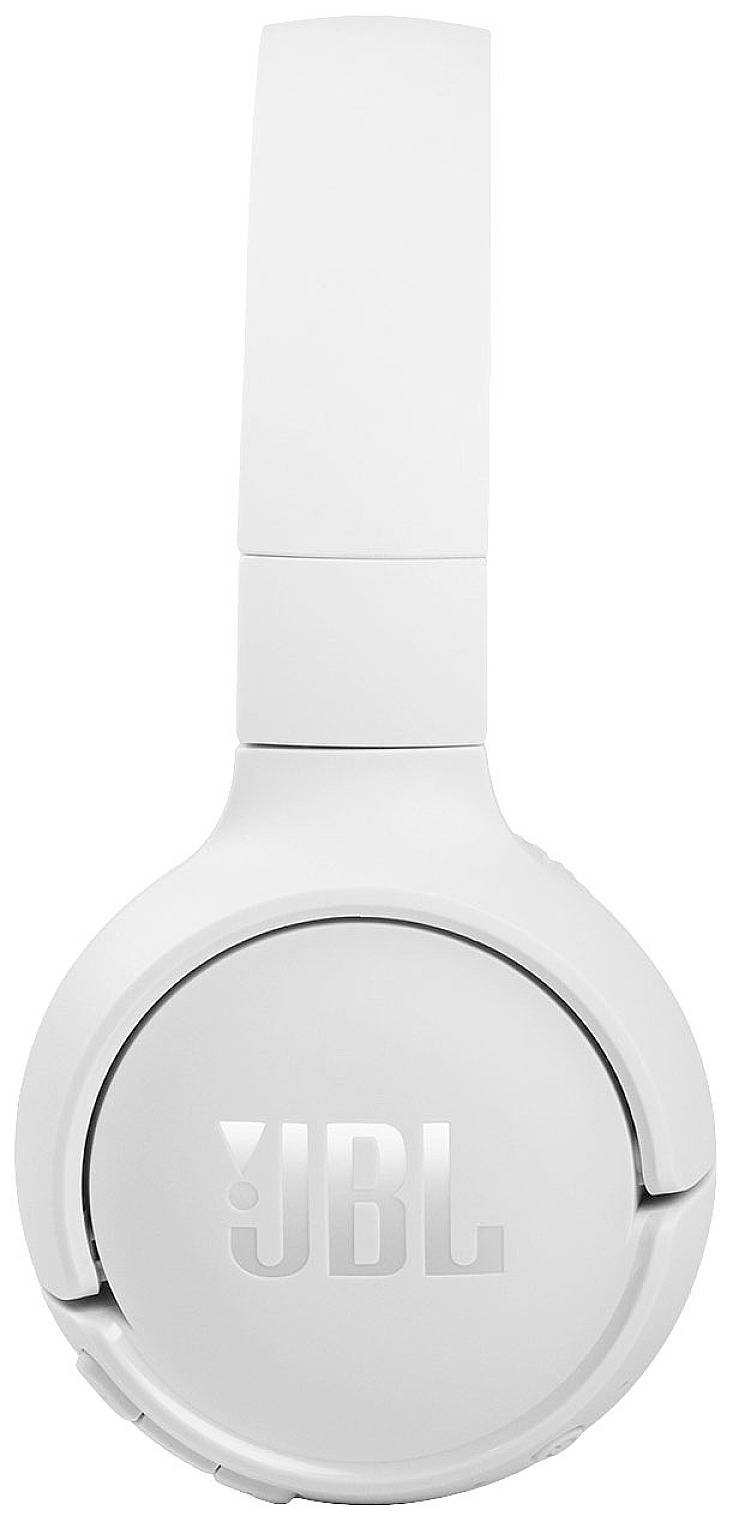 Biele bezdrôtové slúchadlá over-ear s logom 'JBL' na jednej mušli, umiestnené pred neutrálnym pozadím.