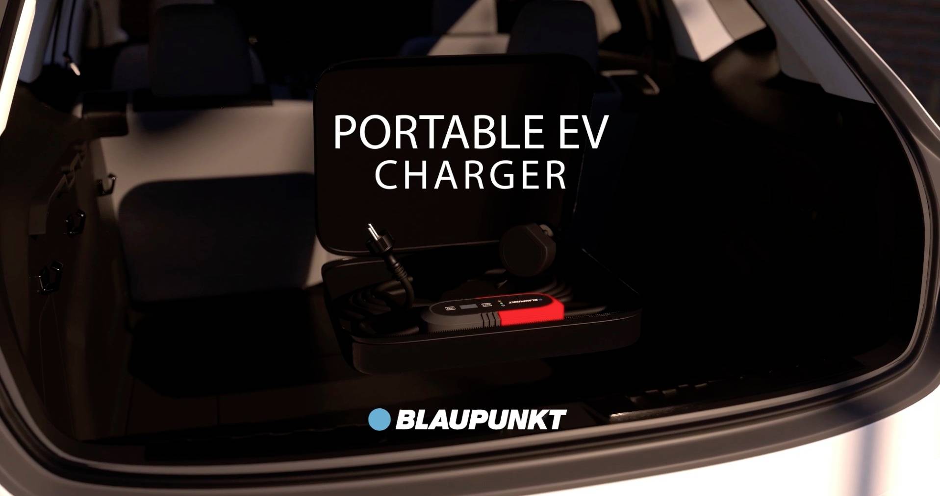 V batožinovom priestore auta sa nachádza prenosná nabíjačka pre elektromobily od značky Blaupunkt.
