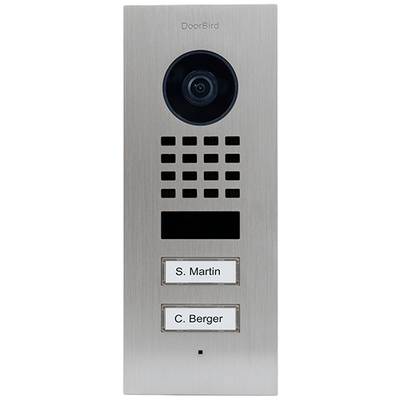 Kovový videovrátnik s kamerou a dvoma menovkami: 'S. Martin' a 'C. Berger'.
