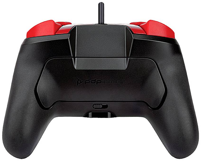 Zadná strana čierneho herného ovládača s červenými tlačidlami a pripojovacím káblom.