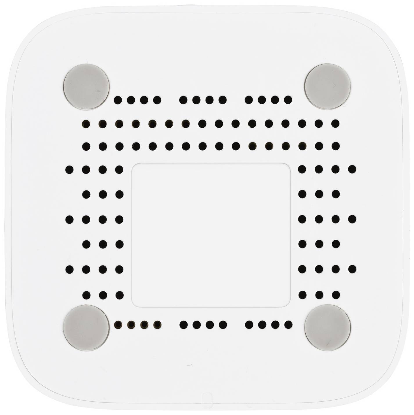 Štvorcová plastová súčiastka so štyrmi okrúhlymi upevňovacími prvkami v rohoch a mnohými malými vetracími otvormi v strede.