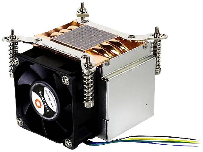 Chladič s ventilátorom a medenými tepelnými rúrkami na odvod tepla v počítačoch. Štyri skrutky v rohoch slúžia na upevnenie.