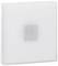 Biely, štvorcový vypínač so strieborným tlačidlom v strede. Jednoduché, moderné dizajnové riešenie pre obytné alebo kancelárske priestory.