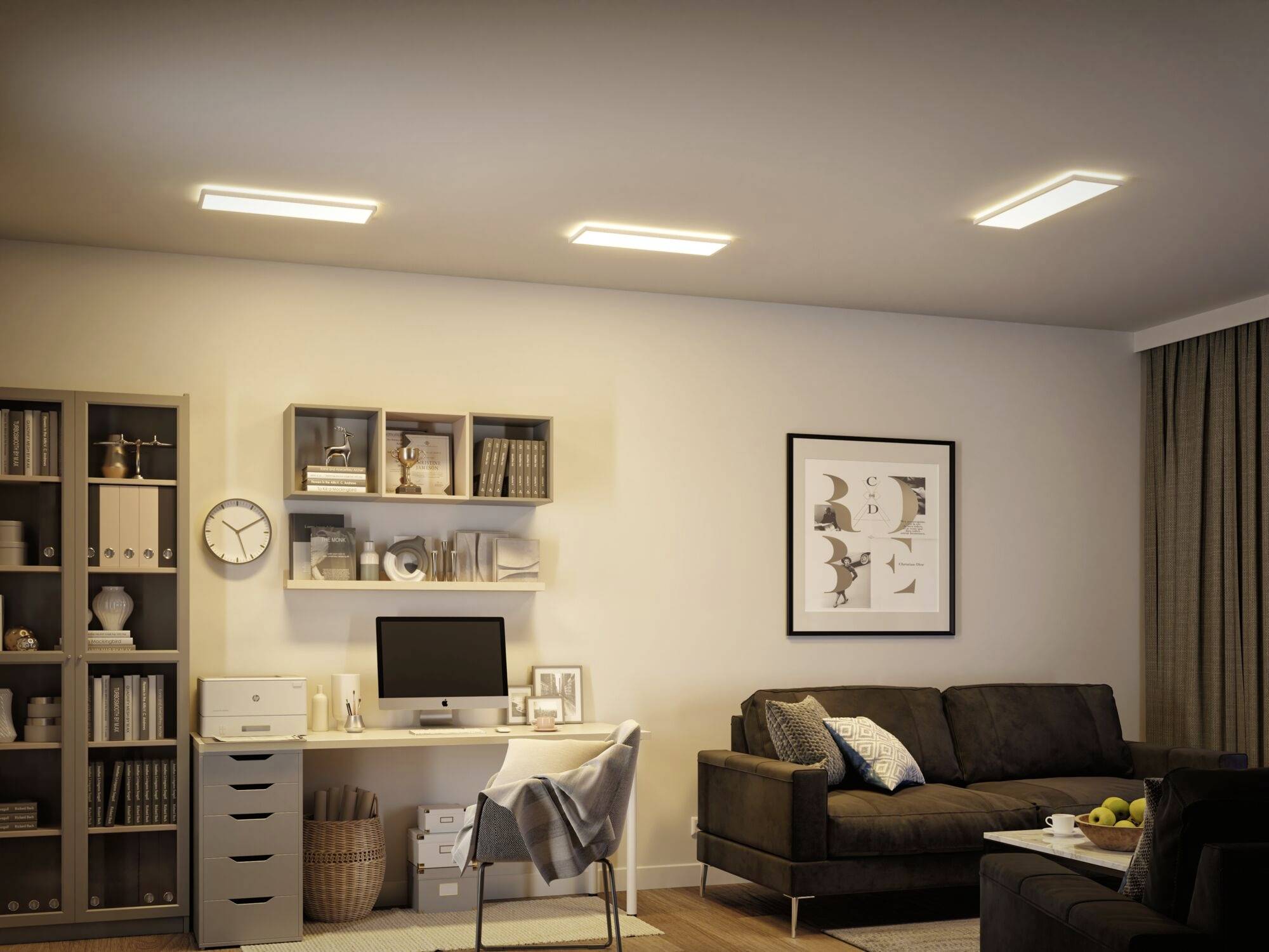 Moderná obývacia izba so stolom, počítačom a policami na stene; útulný kútik so sedačkou vpravo s dekoratívnymi vankúšmi a umeleckým dielom na stene.
