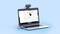 Laptop s otvoreným videokonferenčným softvérom na modrom pozadí. Webkamera je umiestnená v hornej časti obrazovky.