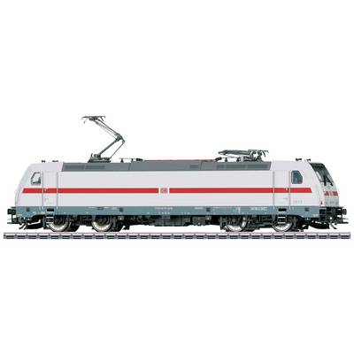 Moderná elektrická lokomotíva Nemeckých dráh (Deutsche Bahn), stojaca z boku na koľajniciach, s červeným pruhom a horným zberačom prúdu.