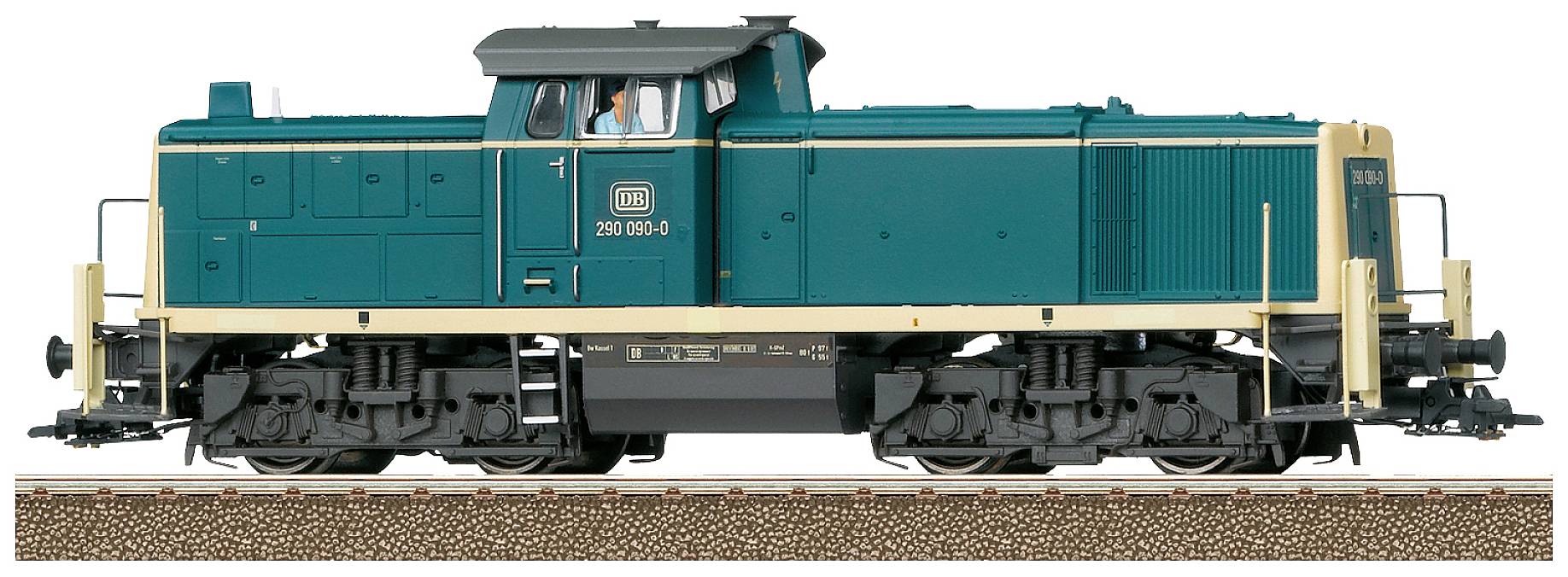 Modelová železnica v mierke 1:87 zobrazuje zelenú a béžovú dieselovú lokomotivu na koľajniciach s detailným pohľadom na podvozok.