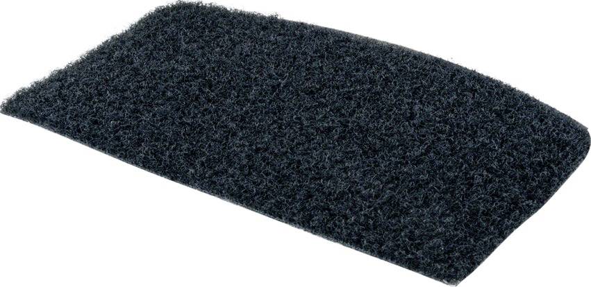 Obdĺžniková, čierna brúsna podložka s textúrovaným povrchom, používaná na čistenie alebo brúsenie povrchov.
