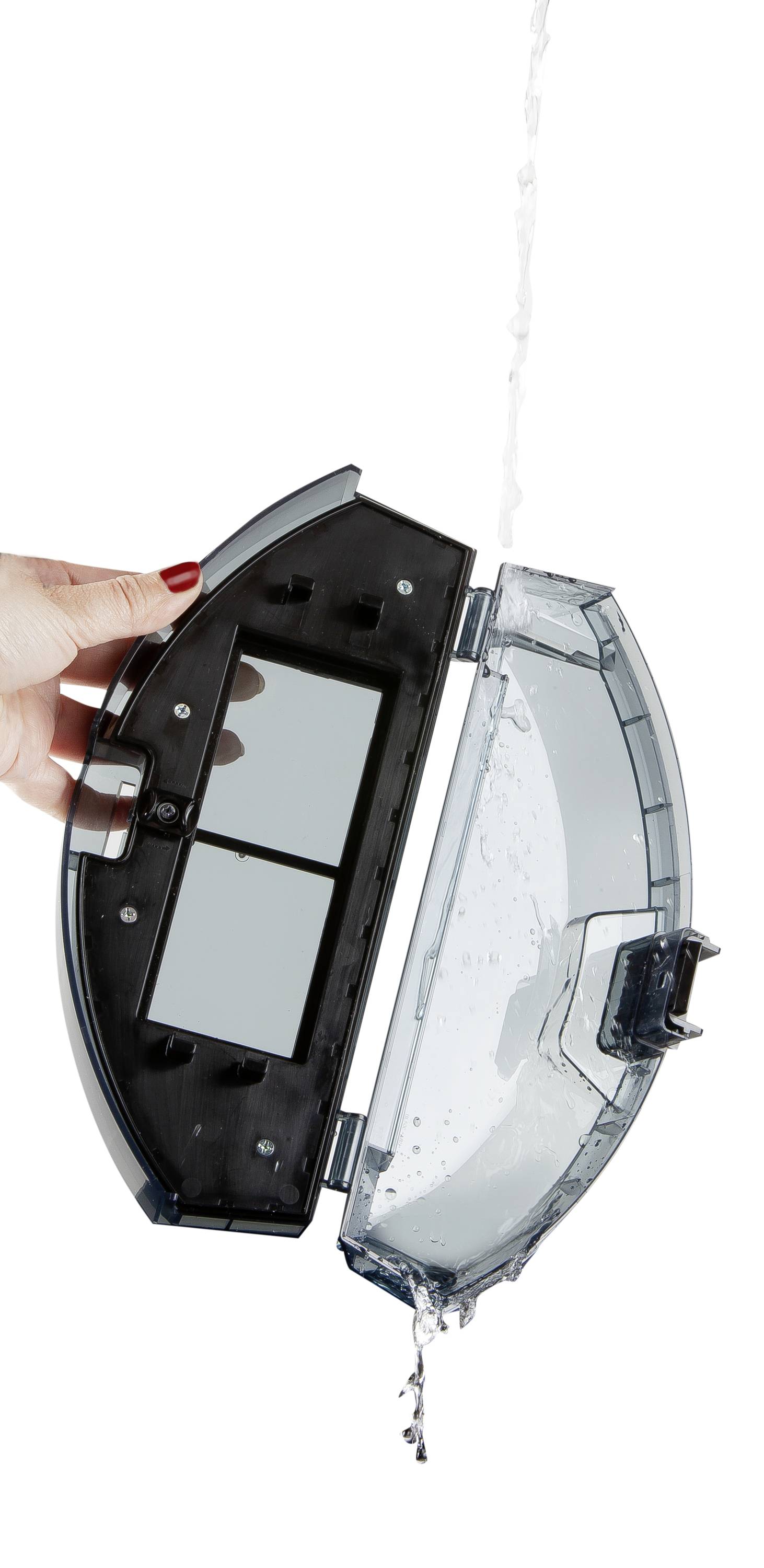Ruka drží otvorený zásobník na vodu od robotického vysávača, z ktorého vyteká voda.