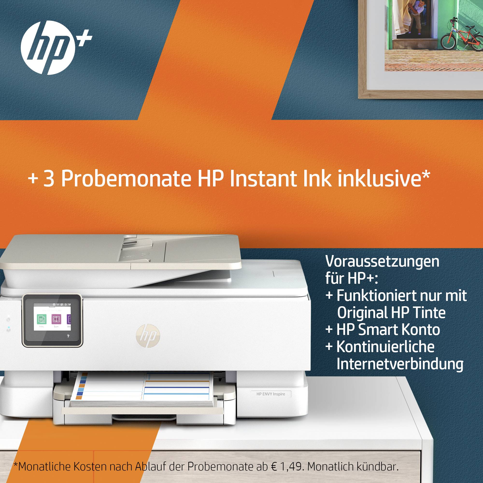 Tlačiareň na stole. Text: '+ 3 skúšobné mesiace HP Instant Ink vrátane*'. Podmienky: HP konto, internet, originálny atrament sú potrebné.