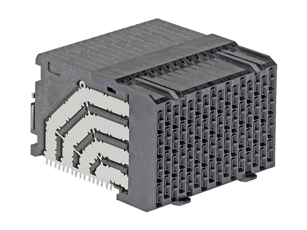 Čierny elektronický konektor s mnohými paralelným pripojeniami.