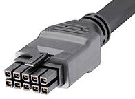 Sivý sieťový napájací kábel so šiestimi vodičmi pre počítače alebo elektronické zariadenia. Detailný pohľad na tvar konektora s obdĺžnikovým krytom.