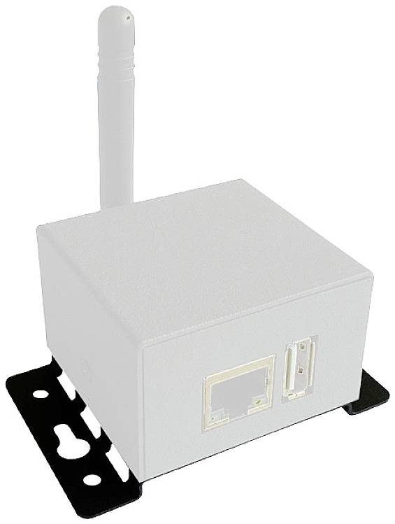 Obdĺžnikové elektronické zariadenie s anténou a portmi pre Ethernet a USB, namontované na čiernom držiaku.