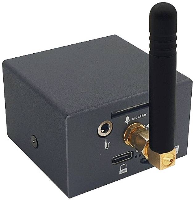 Malé, čierne elektronické zariadenie s USB, audio zdierkou a anténou, pravdepodobne rádiostanica alebo komunikačný modul.