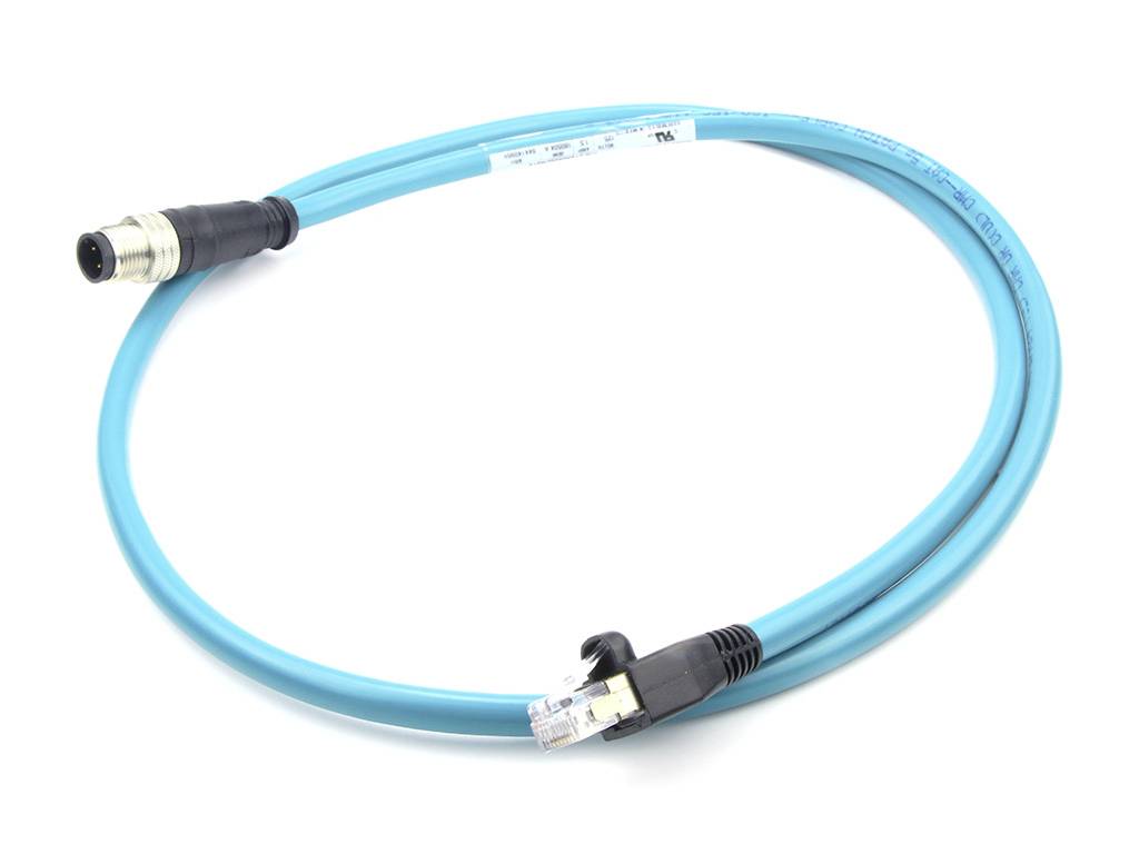 Modrý ethernetový kábel s M12 konektorom na jednej strane a RJ45 zástrčkou na druhej strane, pred bielym pozadím.